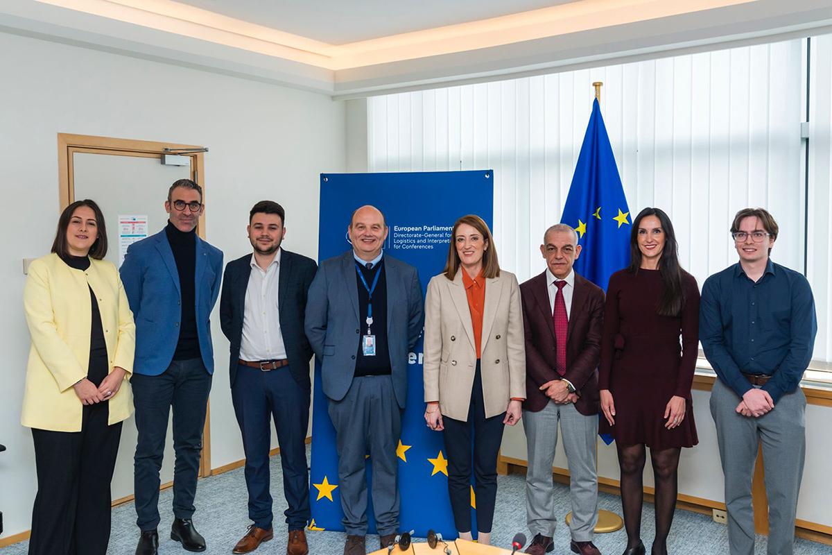 Dört çevirmen, Avrupa Parlamentosu'ndaki Maltaca tercümanlık açığını kapatmak için tercüman olarak yeniden eğitildi