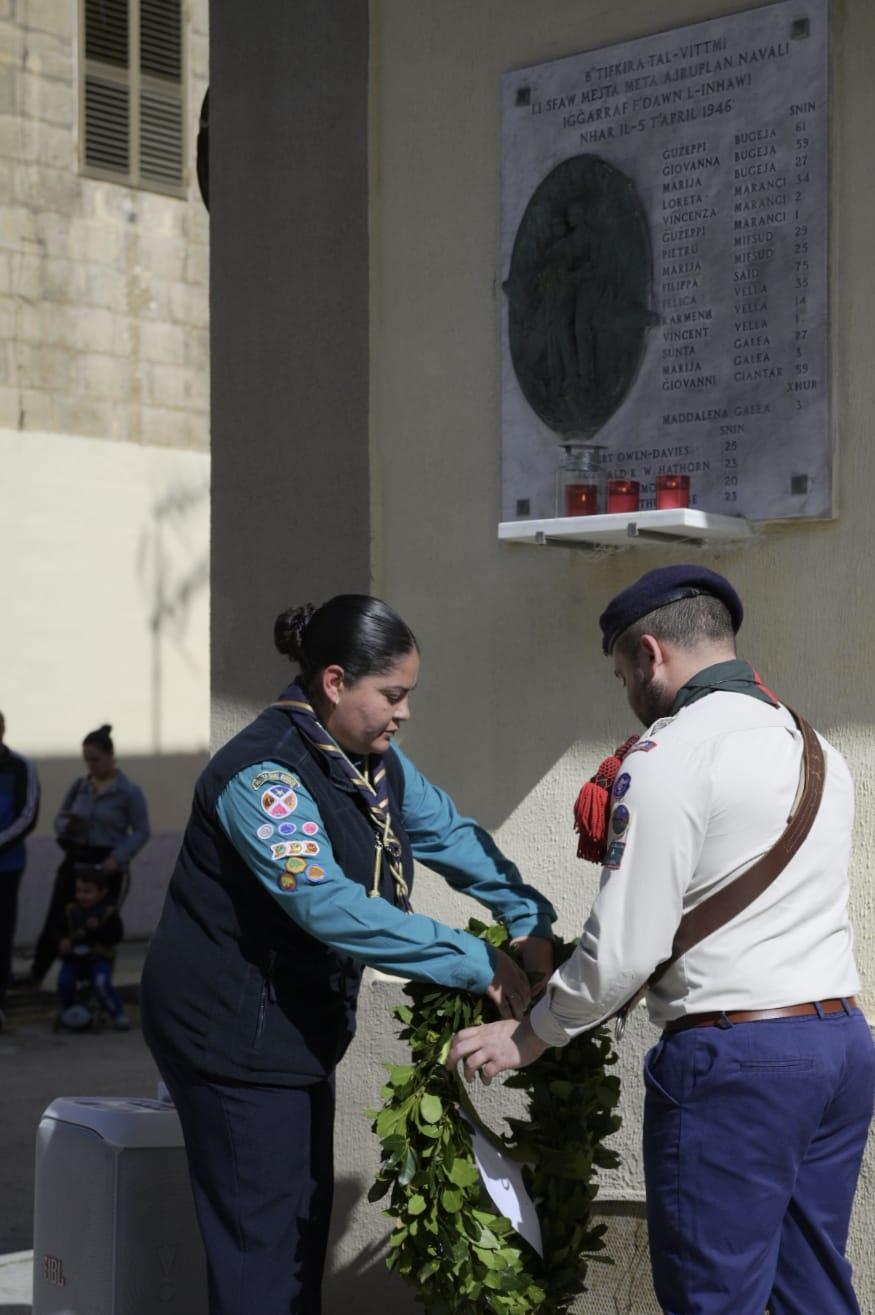 Kazanın yaşandığı yere çelenk bırakıldı. Fotoğraf: Matthew Mirabelli