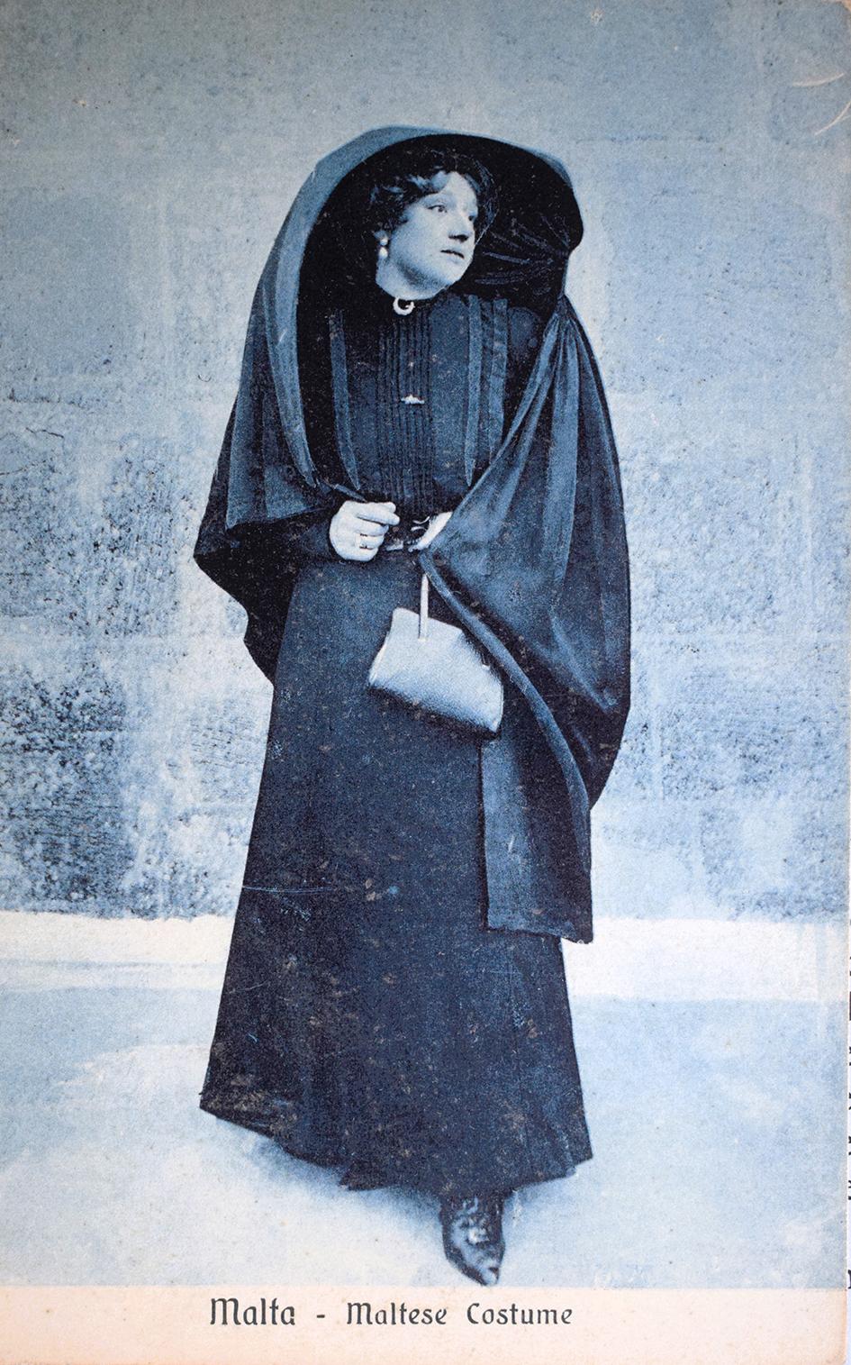 Art Magazine'in mavi serisinden 'Għonnella'lı Kadın' kartpostalı.