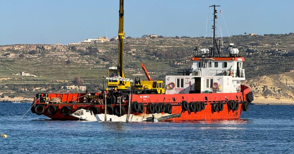 Fırtına Harry'nin Comino'da Karaya Oturtttuğu Tekne Enkazı Kaldırıldı