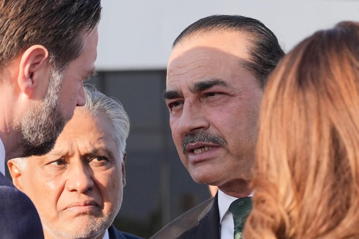 JD Vance, barış görüşmelerinin ardından Air Force Two'ya binmeden önce Pakistan Genelkurmay Başkanı Mareşal Asim Munir ve Başbakan Yardımcısı Mohammad Ishaq Dar ile konuşuyor. Fotoğraf: AFP