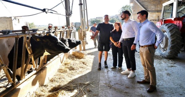 PN Lideri Alex Borg, 1 Mayıs Etkinlikleri Kapsamında Gozo'da Bir Çiftliği Ziyaret Etti
