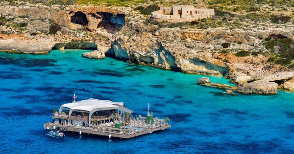 Tartışmalı Yüzen Plaj Kulübü Noma Island Comino Kıyısına Demir Attı