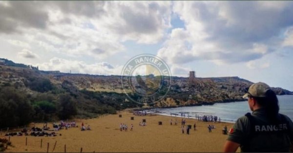 Malta Korucuları Golden Bay'deki Sigara Yasağını ve Alan Kurallarını Hatırlattı