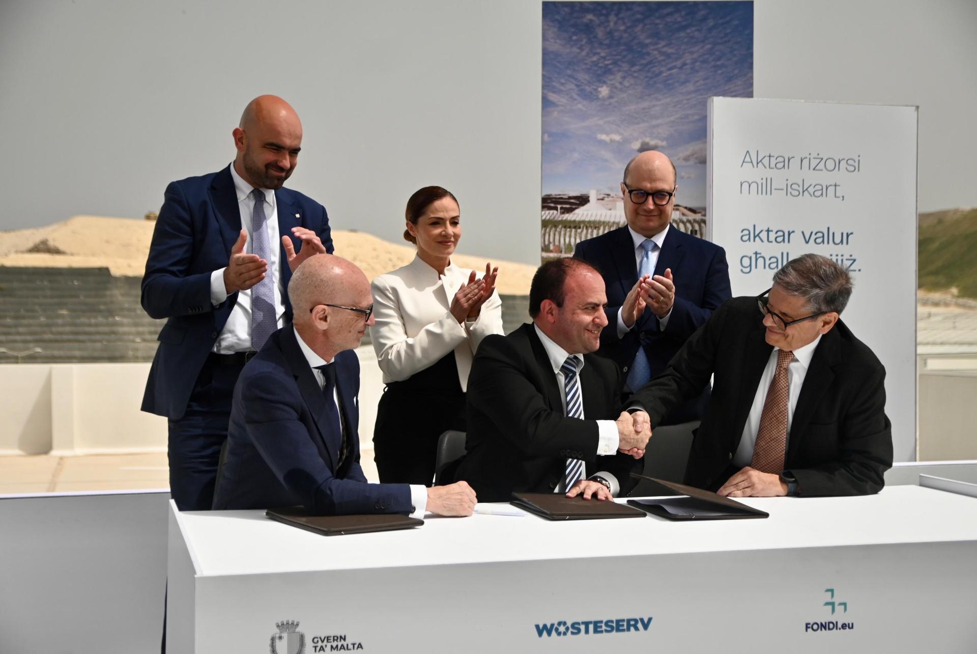 Soldan sağa: GreenMed'den Francesco Galanzino, Sözleşmeler Dairesi Genel Müdürü Adrian Dalli ve GreenMed temsilcisi Dionysios Georgopoulos. Fotoğraf: Jonathan Borg