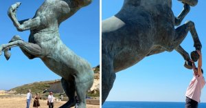 Malta'yı İkiye Bölen Sekiz Bacaklı At Heykeli