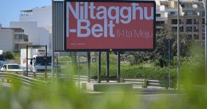 Seçim spekülasyonları doruk noktasına ulaşırken Malta genelinde reklam panoları dikiliyor