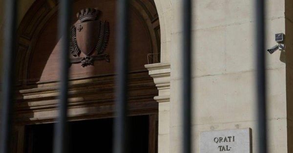 Malta'da Evlat Edinme Krizi: 'Bir Çocuğu Neden Yıllarca Belirsizlikte Bırakıyorsunuz?'