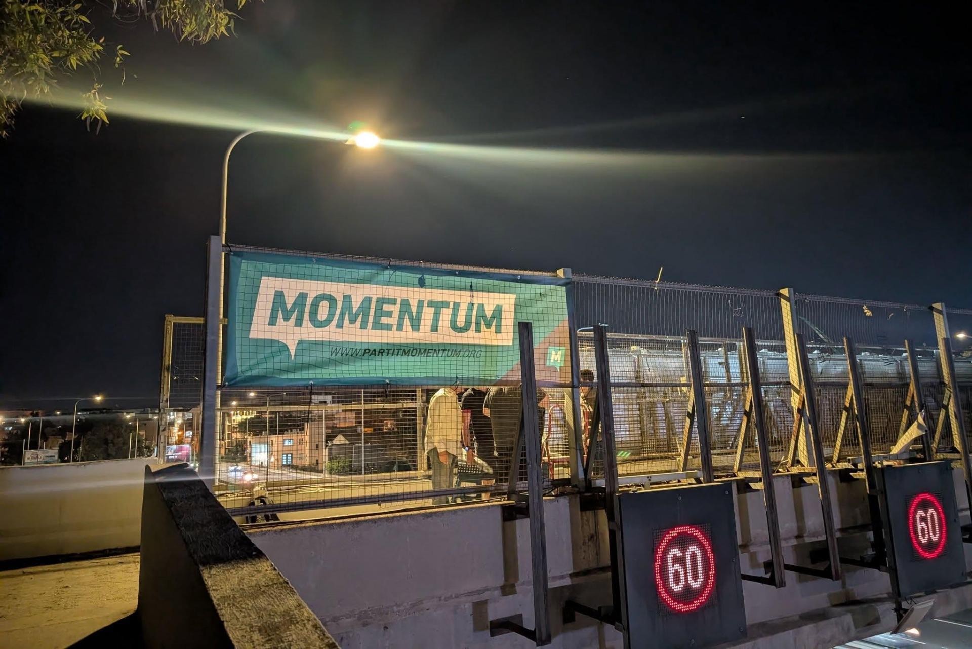 Temizlik departmanı tarafından kaldırılan pankartlardan biri. Fotoğraf: Partit Momentum.