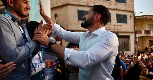 Alex Borg yeni hastaneler inşa etme ve tüm kanser ilaçlarını ücretsiz yapma sözü verdi