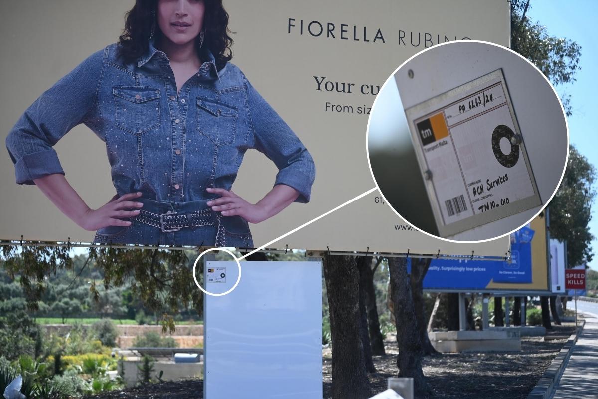 Ticari panolar imar izni gerektirirken siyasi ilanlar bu zorunluluktan muaf. Son dönemde kurulan panolarda imar izin numarası bulunmuyor. Fotoğraf: Jonathan Borg.