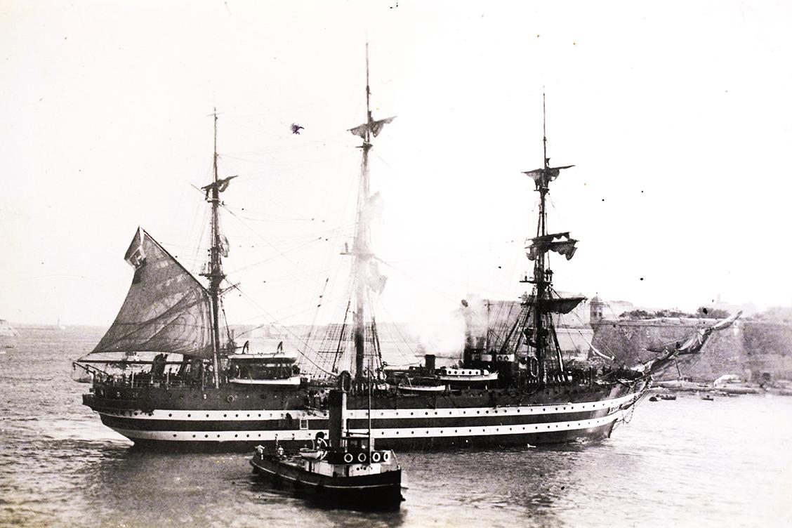 1935 tarihli bir kartpostalda Malta'daki deniz harp okulu eğitim gemisi Amerigo Vespucci