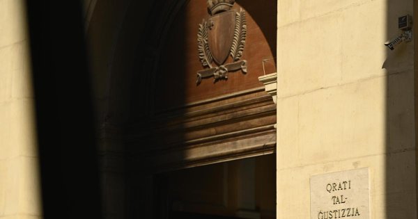 Tecavüz ve takip suçlamasıyla yargılanan sanığa kefaletle tahliye