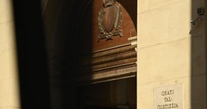 Tecavüz ve takip suçlamasıyla yargılanan sanığa kefaletle tahliye