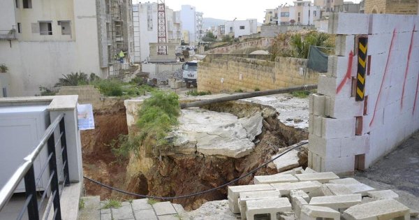 Xemxija'da Yol Çöktü: İnşaat Şantiyesine Göçük Meydana Geldi