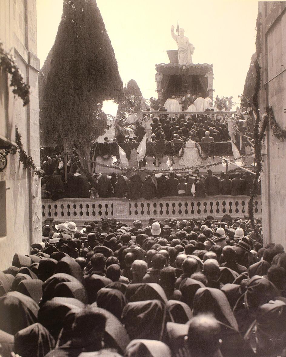 1913 Uluslararası Ökaristiya Kongresi, St Paul Kilisesi bahçesinde. Fotoğraf: Richard Ellis