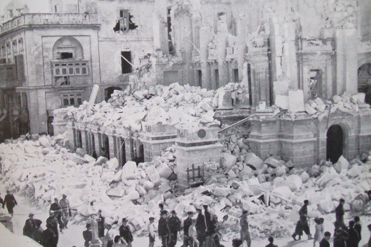 Royal Opera House, 7 Nisan 1942'de doğrudan isabet alan bombalarla yıkıldıktan kısa süre sonra.