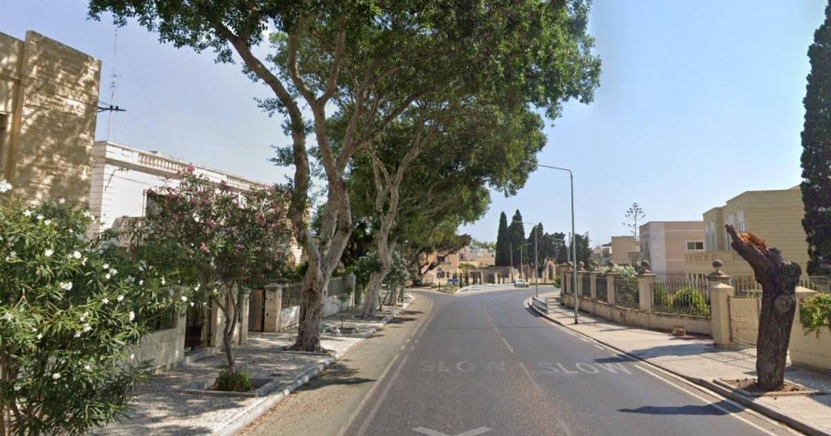 Attard'da 87 Yaşındaki Sürücü Aracıyla Ağaca Çarptı