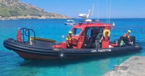 Nadur'da Yürüyüş Yapan Kadın Bacağını Kırdı, Denizden Kurtarıldı