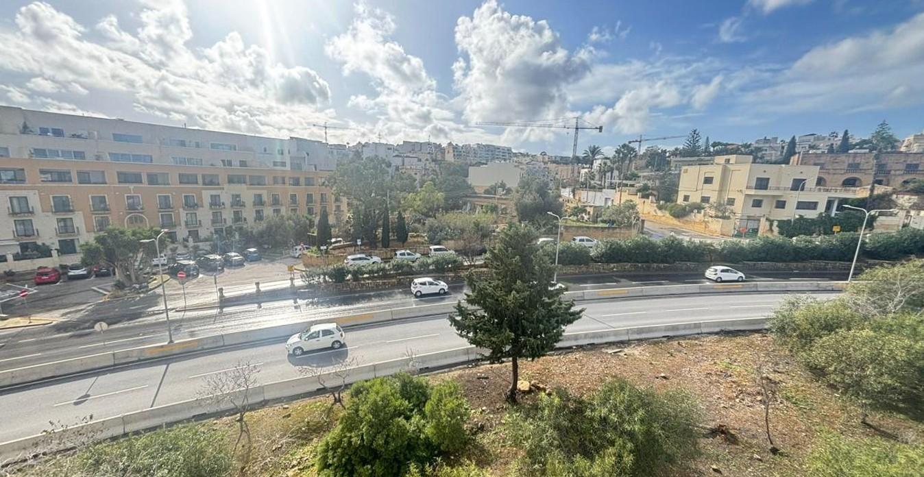 Yaya köprüsü, Coast Road'a bağlanan Triq Sant' Andrija'yı geçecek. Fotoğraf: PA