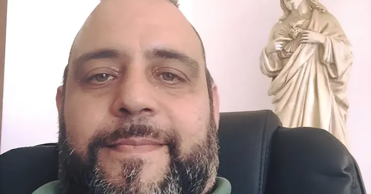 Identità, Aranan Mafya Akrabasına Oturma Kartı Vermiş