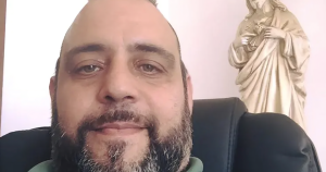 Identità, Aranan Mafya Akrabasına Oturma Kartı Vermiş