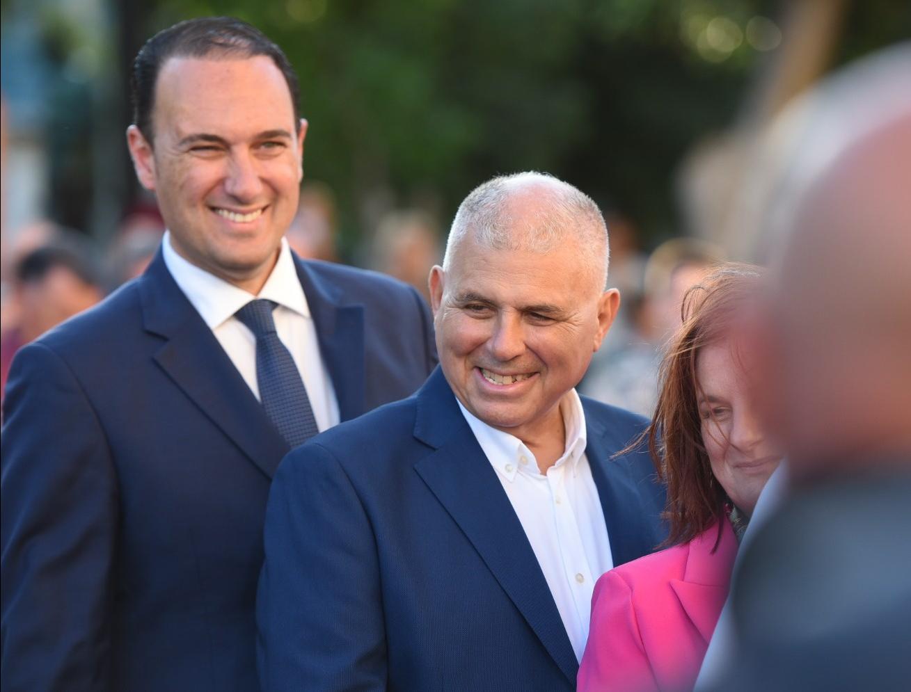 Bakanlar Clifton Grima (solda) ve Anton Refalo, Abela sahneye çıkmadan önce destekçilere seslendi.
