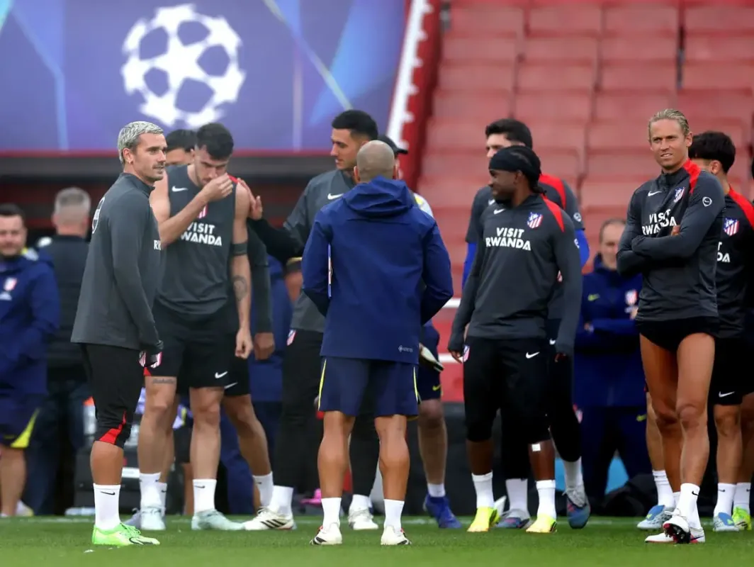Arsenal taraftarları Atletico Madrid'in otelinin yanında havai fişek attı, İspanyol kulüp UEFA'ya şikayette bulundu
