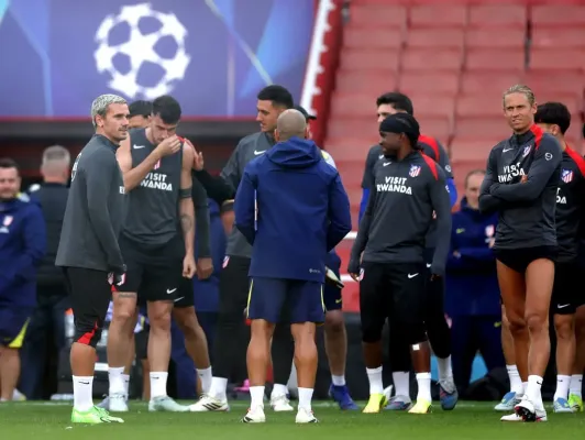 Arsenal taraftarları Atletico Madrid'in otelinin yanında havai fişek attı, İspanyol kulüp UEFA'ya şikayette bulundu