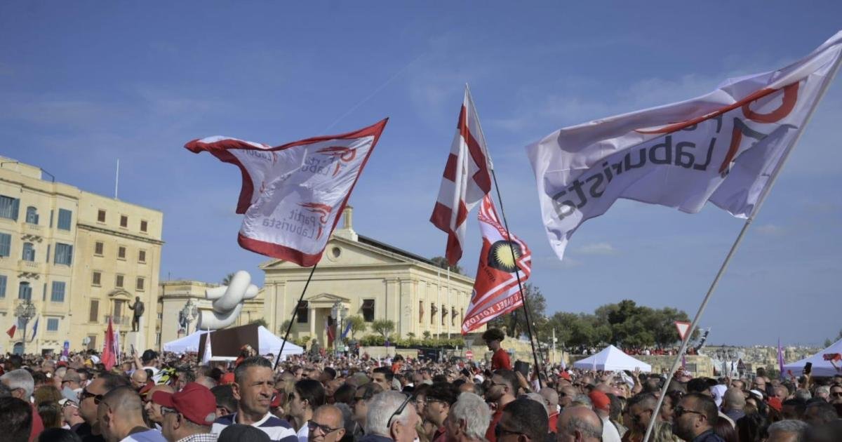 Valletta'da kırmızı-beyaz deniz: İşçi Partisi'nin kritik 1 Mayıs mitingi başladı