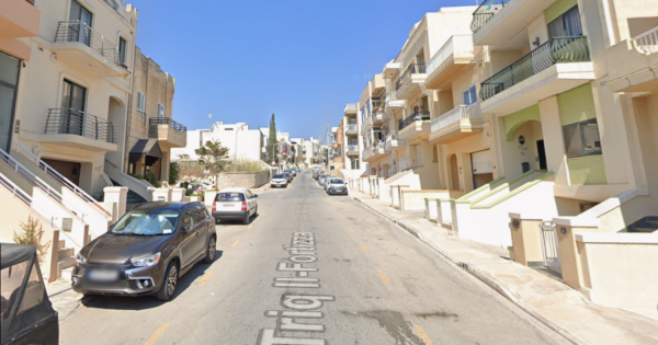 21 Yaşındaki Turist Mellieħa'da Balkondan Düşerek Ağır Yaralandı