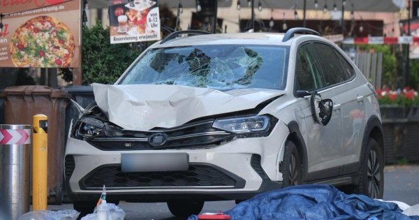 Almanya'nın Leipzig kentinde araç kalabalığa daldı: 2 ölü, sürücü gözaltında