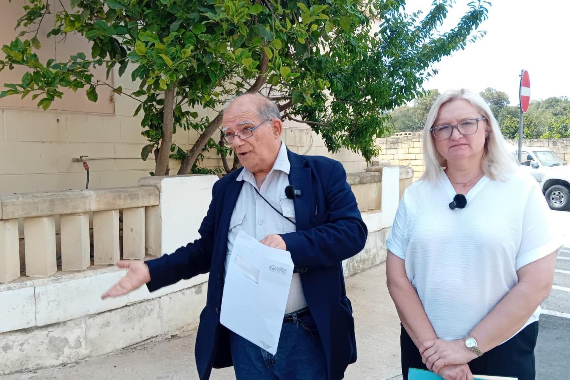 Carmel Cacopardo, ADPD adayı Melissa Bagley ile konuşurken.