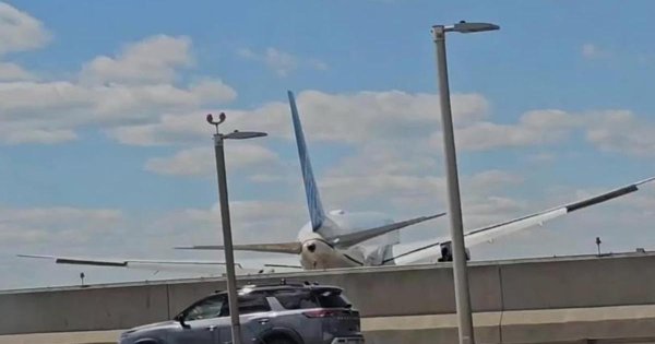 Newark'a İniş Yapan Yolcu Uçağı Direğe ve Kamyona Çarptı