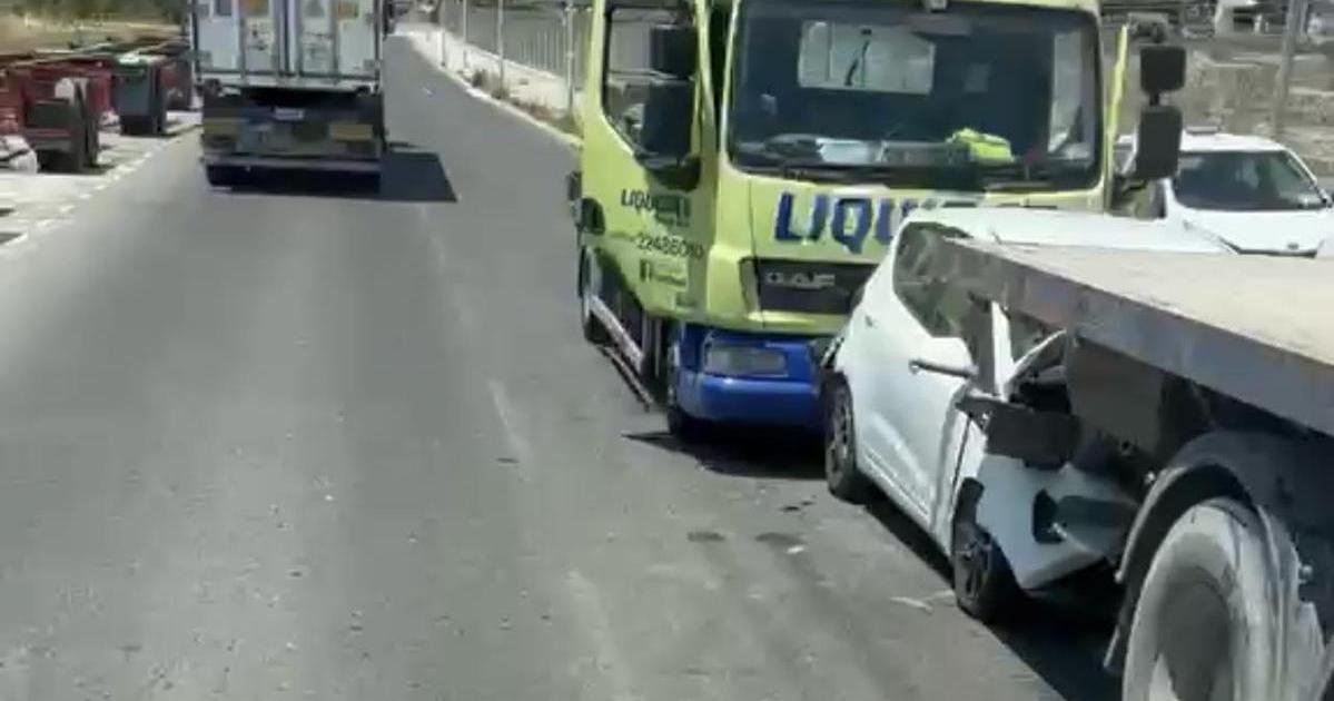 Birżebbuġa'da otomobil iki kamyon arasında ezildi, sürücü hastaneye kaldırıldı