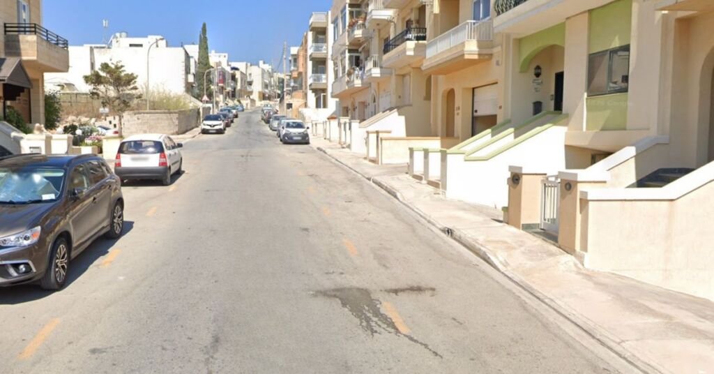 Mellieħa'da Üç Katlı Binadan Düşen 21 Yaşındaki Genç Ölüm Riski Altında
