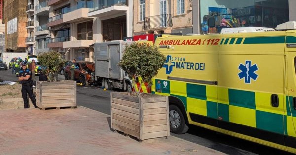 Sliema sahil yolunda kuryeyi araç çarparak yaraladı