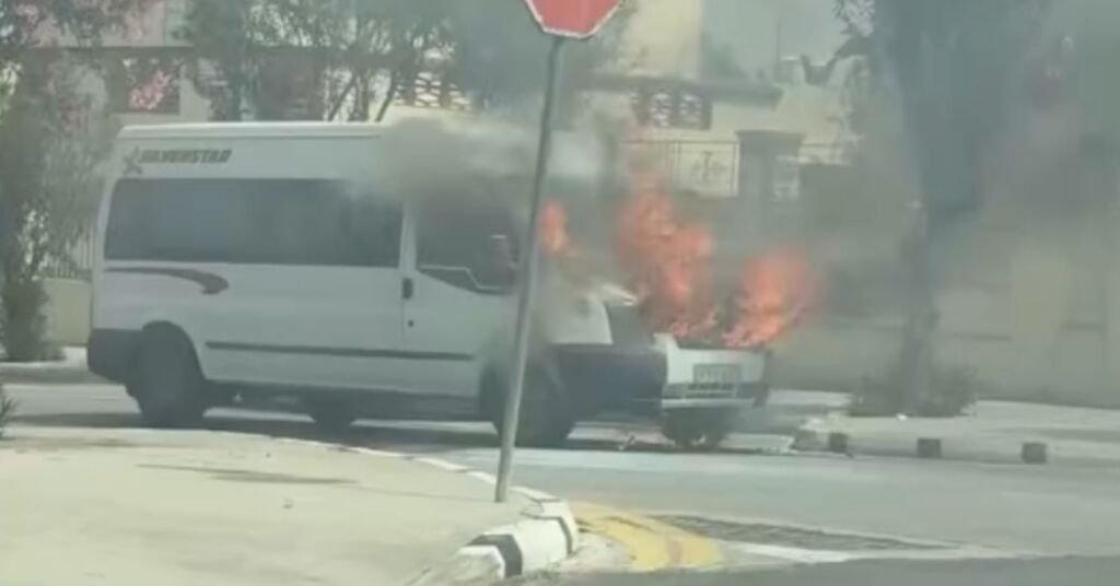 Lija'da Minibüs Yangını Yandaki Otomobile Sıçradı