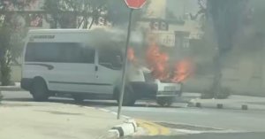 Lija'da Minibüs Yangını Yandaki Otomobile Sıçradı