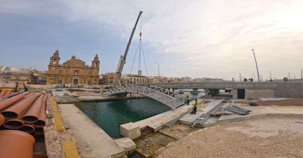 Msida Kilise Meydanı'nı Bağlayan Yaya Köprüsü Yerleştirildi