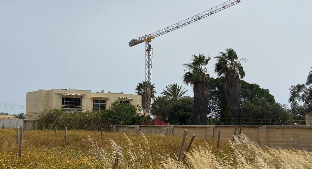 Abela, devam eden otel ve ODZ malikane inşaatlarının finansmanını açıklamayı reddediyor