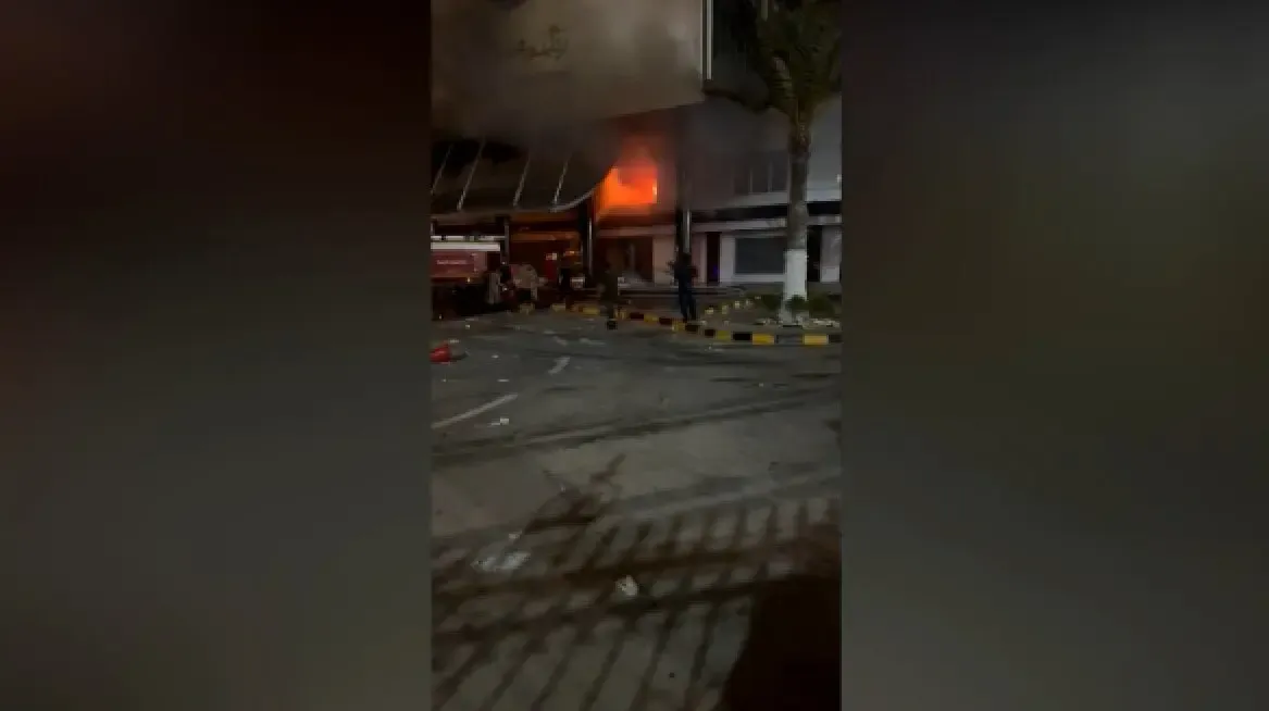 Trablus'ta Futbol Taraftarları Protesto Etti, Başbakanlık Binasının Bir Kısmı Hasar Gördü