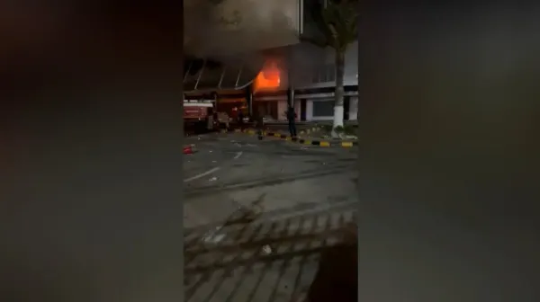Trablus'ta Futbol Taraftarları Protesto Etti, Başbakanlık Binasının Bir Kısmı Hasar Gördü