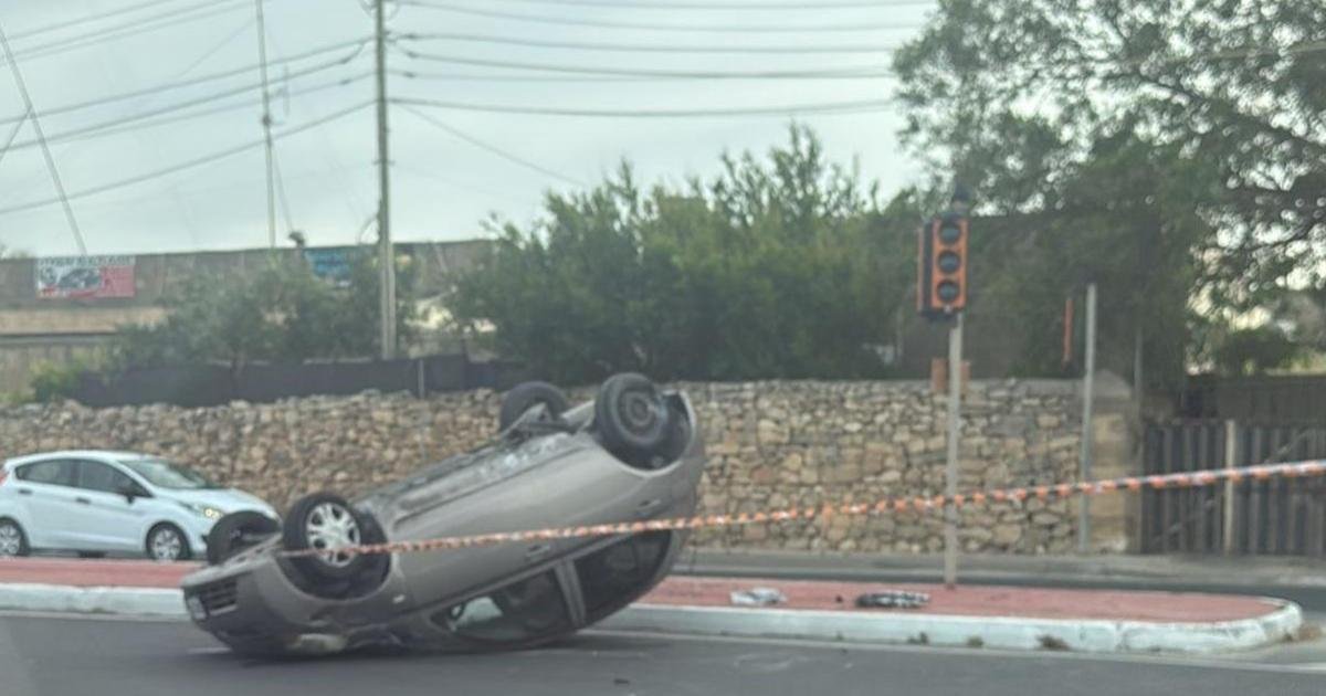 Marsaxlokk'ta otomobil takla attı: Anne ve 2 yaşındaki oğlu hafif yaralandı