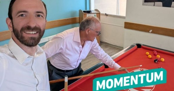 Arnold Cassola Üniversite Tartışmasından Önce Bilardo Oynadı
