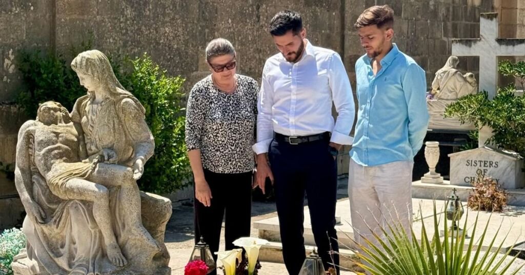 Alex Borg Seçim Kampanyasına Ara Verip Merhum Babasının Mezarını Ziyaret Etti