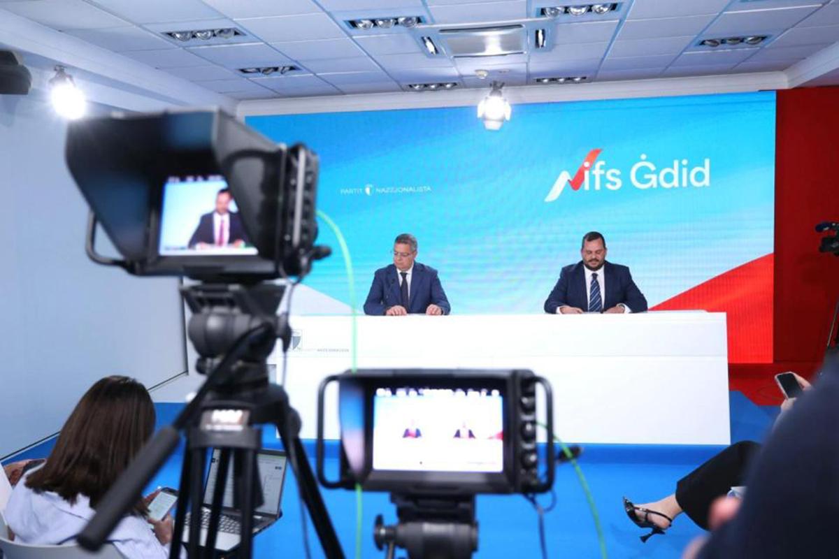 Adrian Delia ikinci PN basın toplantısında konuşurken