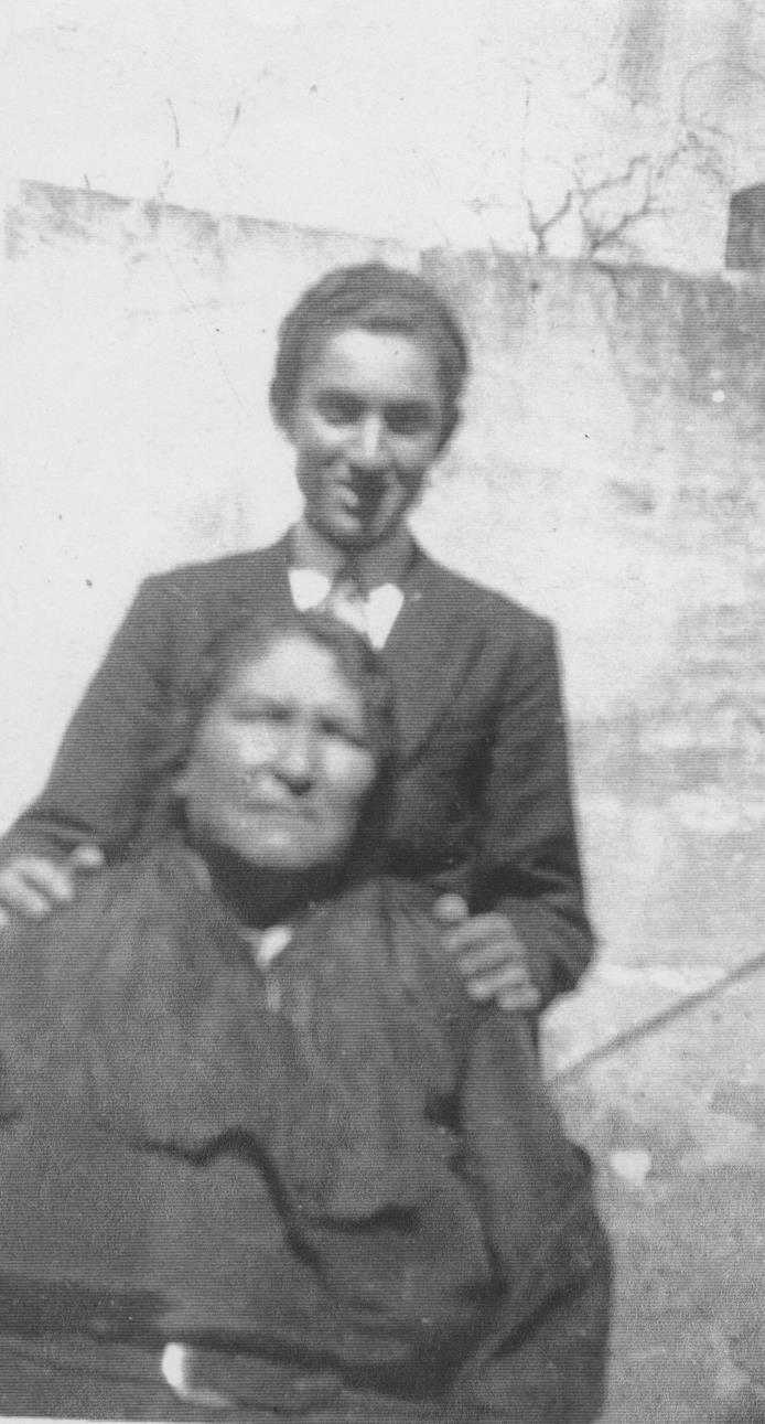 Loreto Meilak, annesiyle birlikte Malta'da, 1935 civarı. Fotoğraf: Barry York