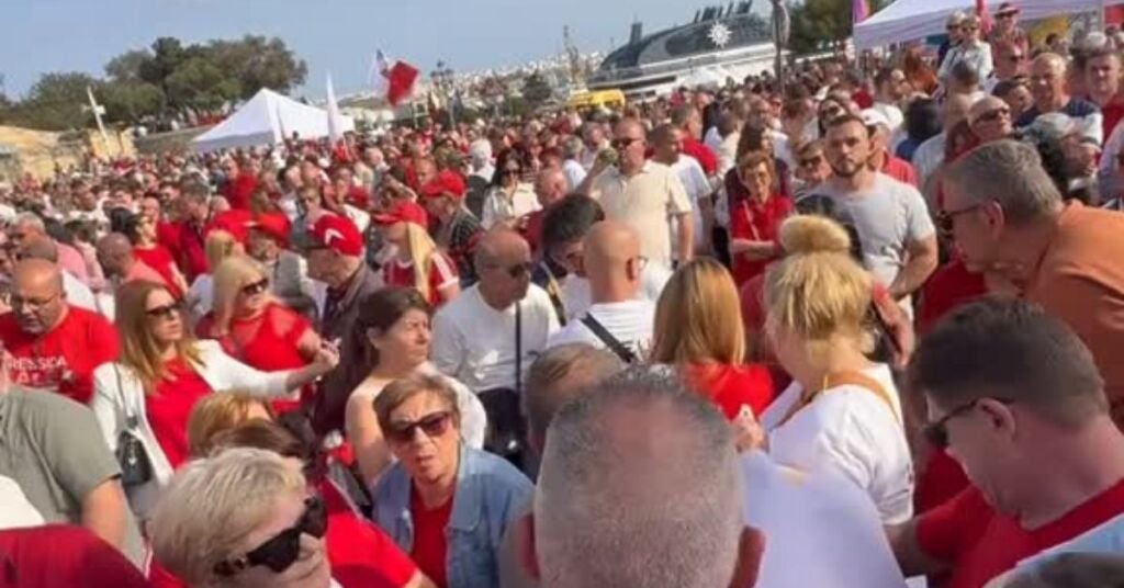 Sağlık Bakanı Abela, Mitingde Fenalaşan Kişiye Müdahale Etti