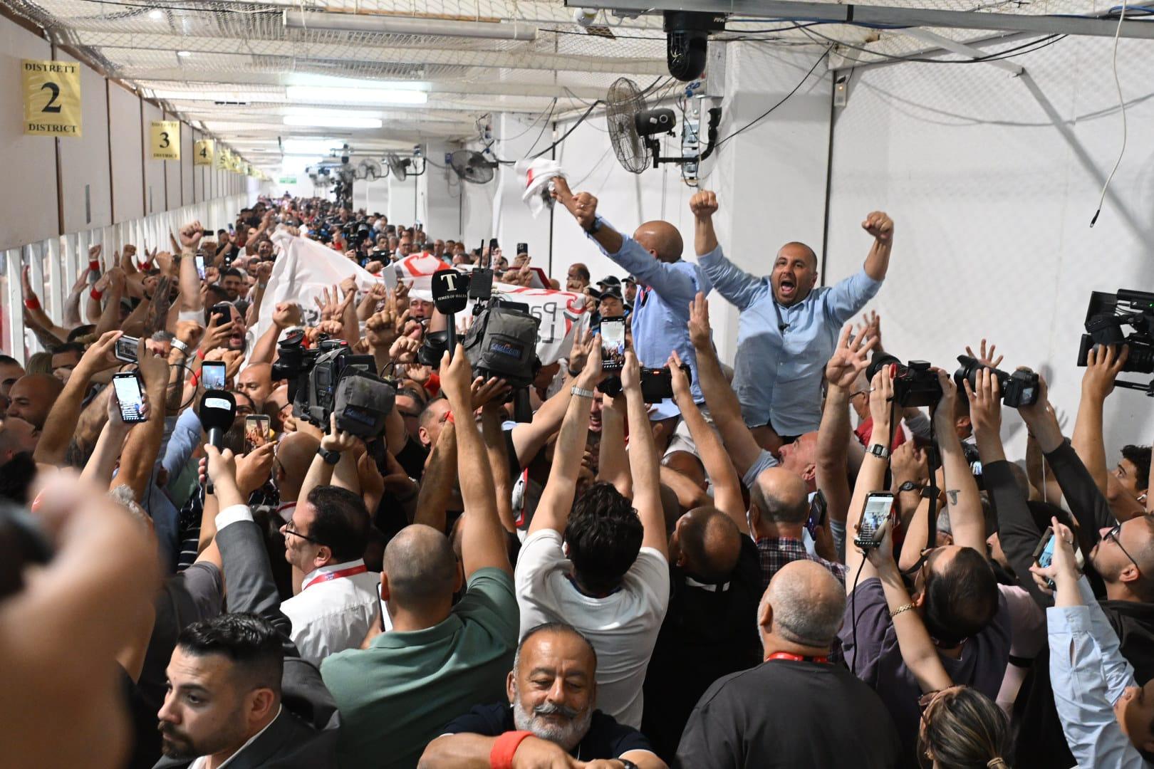 Sayım salonunda coşkulu Labour destekçileri. Fotoğraf: Matthew Mirabelli